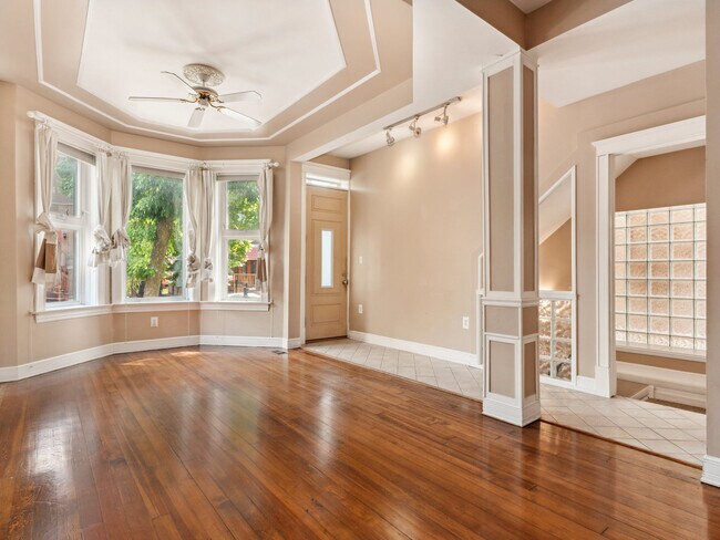 Building Photo - 2334 W Dickens Ave