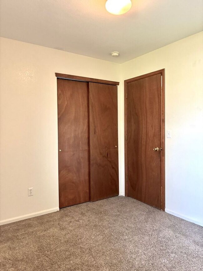 Building Photo - Charming 3 Bed, 2 Bath, Ranch Style Home i...