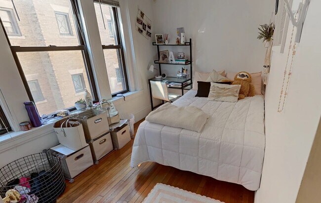 Building Photo - 452 Park Dr