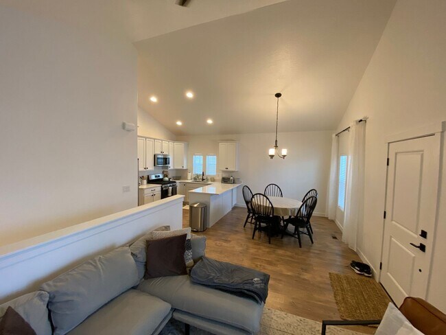Building Photo - Beautiful newer home in Daybreak