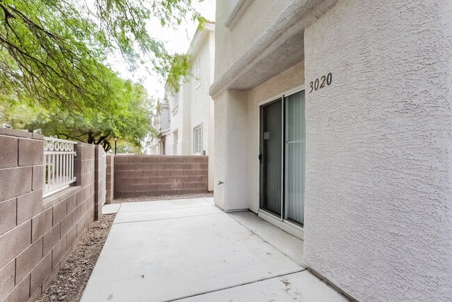 Foto del edificio - 3020 Sunrise Bay Ave