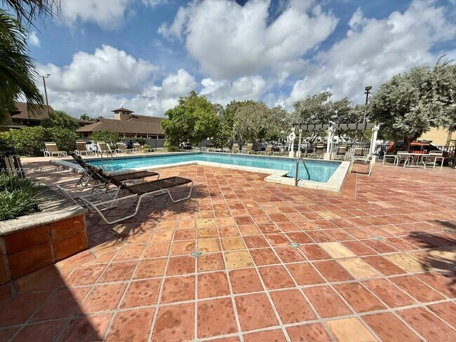 Foto del edificio - 10405 N Kendall Dr