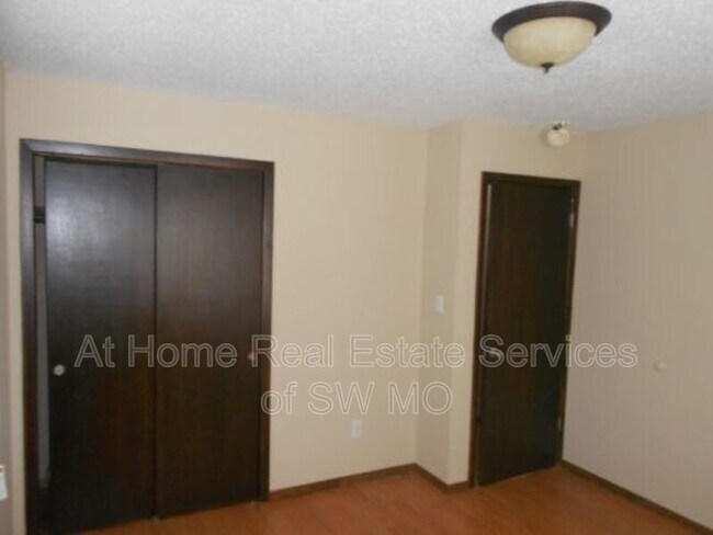 Building Photo - 1154 S Oak Park Dr