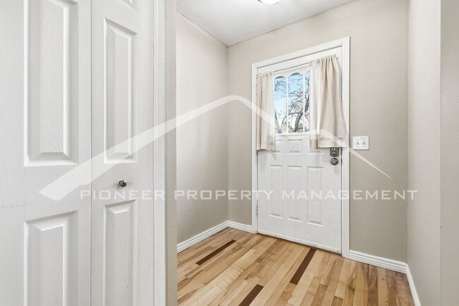 Building Photo - Spacious Townhouse with Central AC and Washer/Dryer