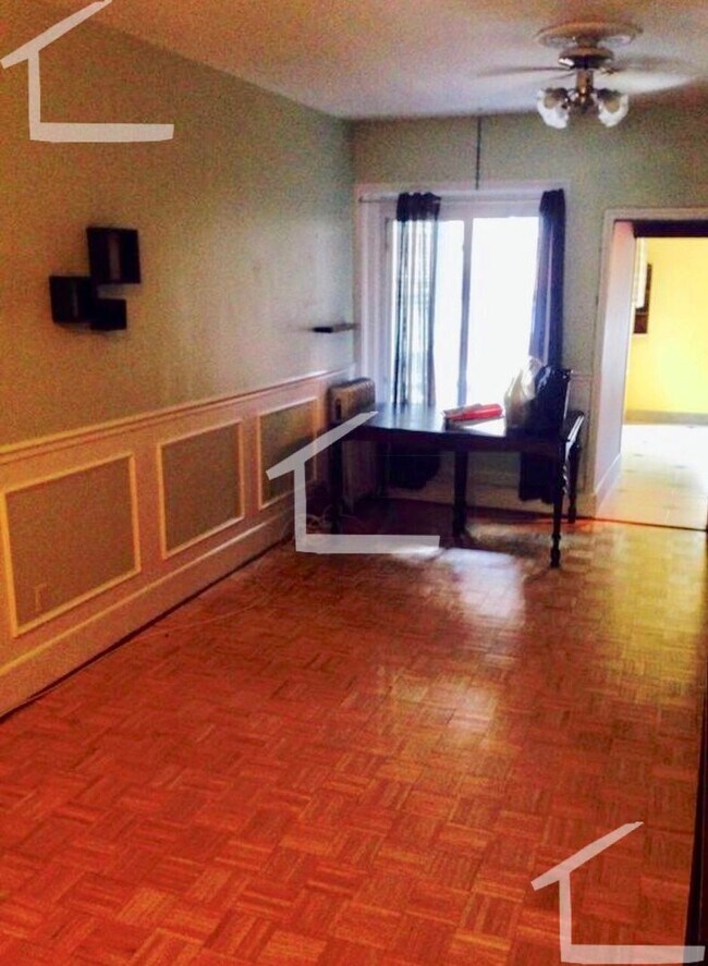 Building Photo - Large 3 bed unit right in front of the Green Line.