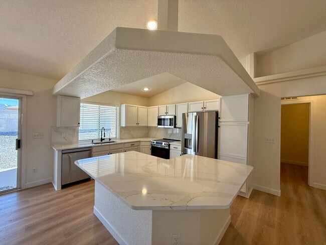 Building Photo - Beautifully remodeled - Long term - availa...
