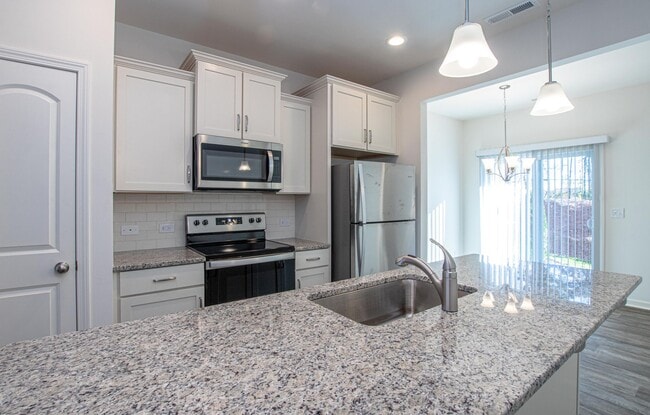 Building Photo - BEAUTIFUL 2 Bedroom Townhome in MIDLAND - Move In Special