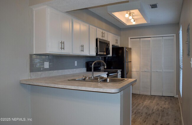 Foto del edificio - 4846 Kingsmeadow Ln