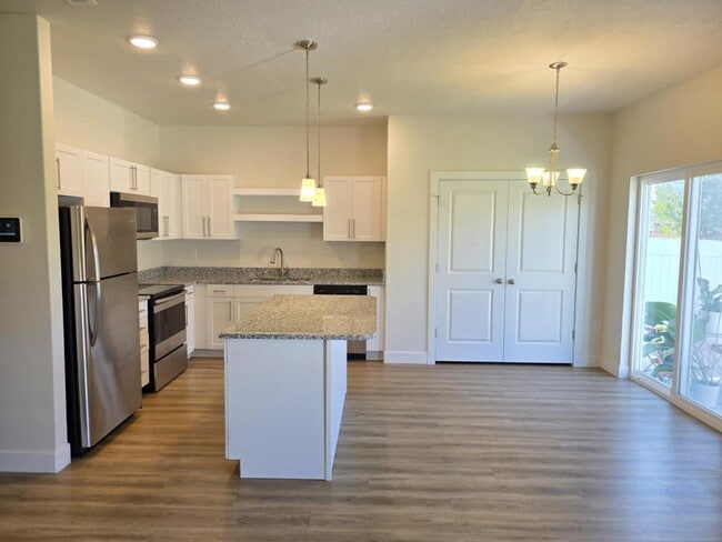 Building Photo - 946 W 600 S