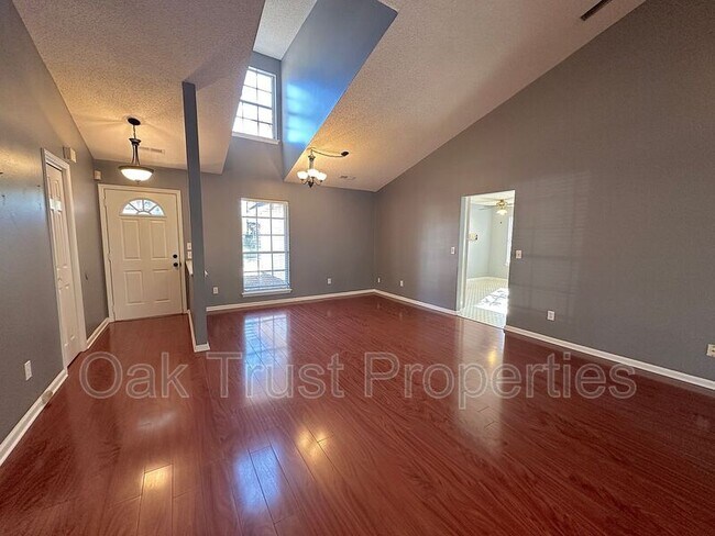 Building Photo - 8565 Brookforest Dr