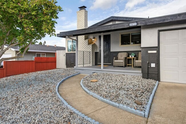 Building Photo - Renovated 3-Bedroom Single Family Home in Pinole Available Now!!!