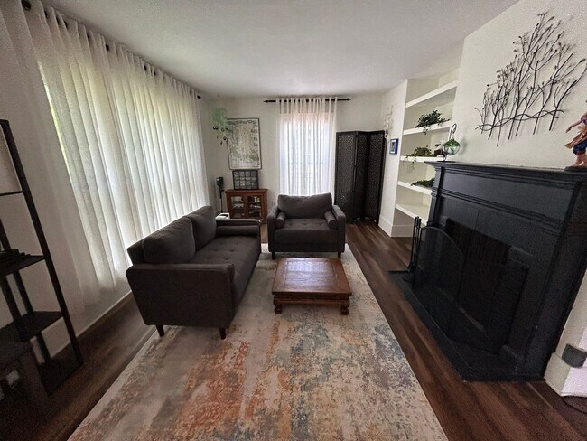 Foto del edificio - Gorgeous updated furnished cottage!