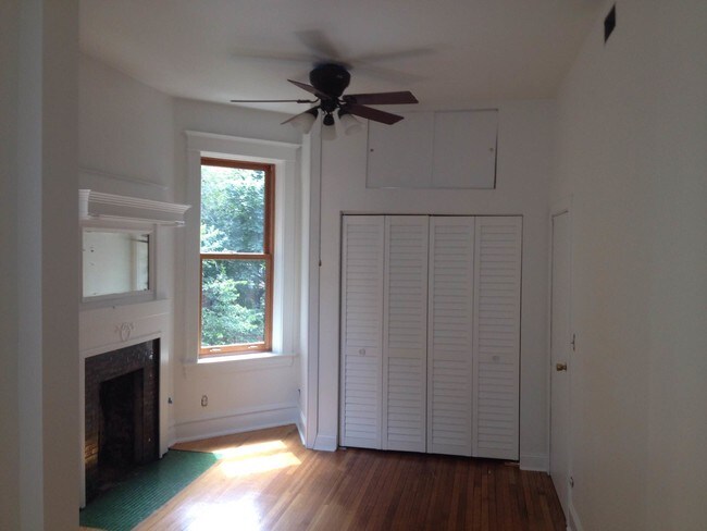 Building Photo - 4747 N Kenmore Ave