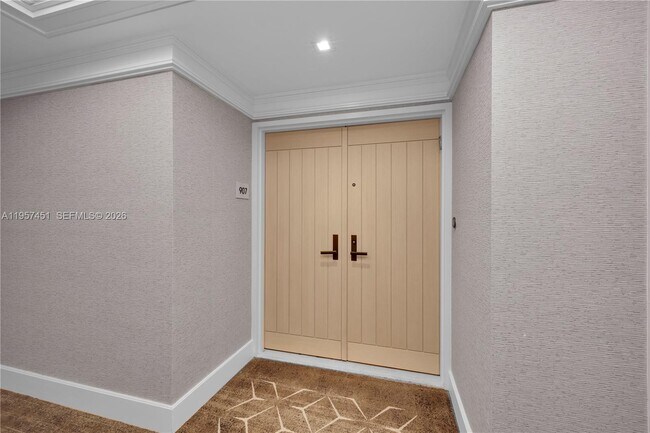 Foto del edificio - 2 Grove Isle Dr