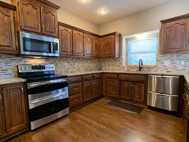 Building Photo - Large 4 Bedroom/2.5 Bath Home in Lee's Summit