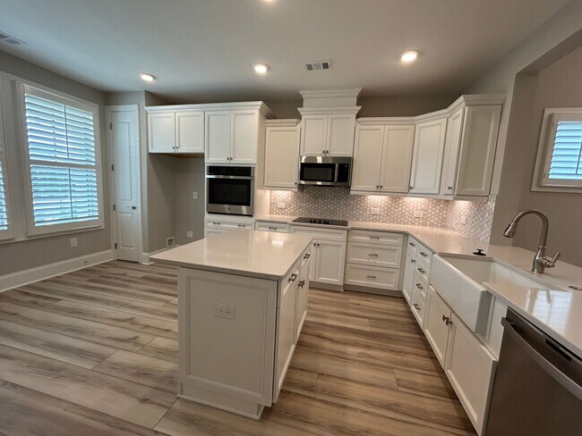 Foto del edificio - 411 Silverbell Ct
