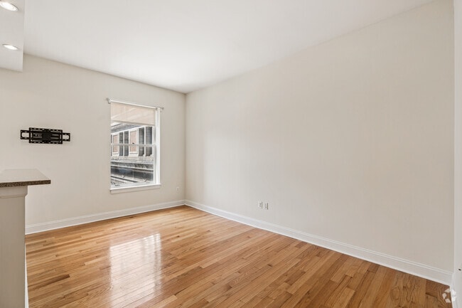 1BR, 1BA - 625SF - Living Room - 1334 Walnut St