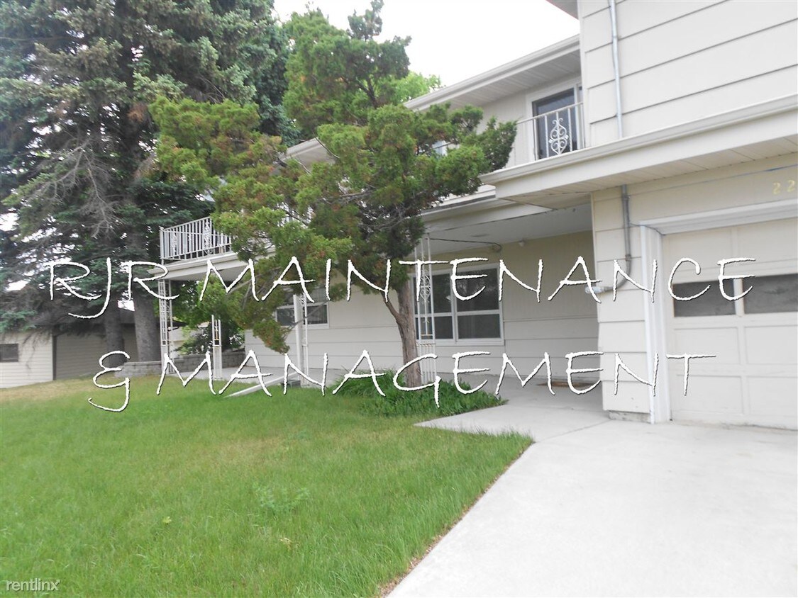 2 br, 1.5 bath Duplex 2217 East Ave E Townhome Rentals in Bismarck