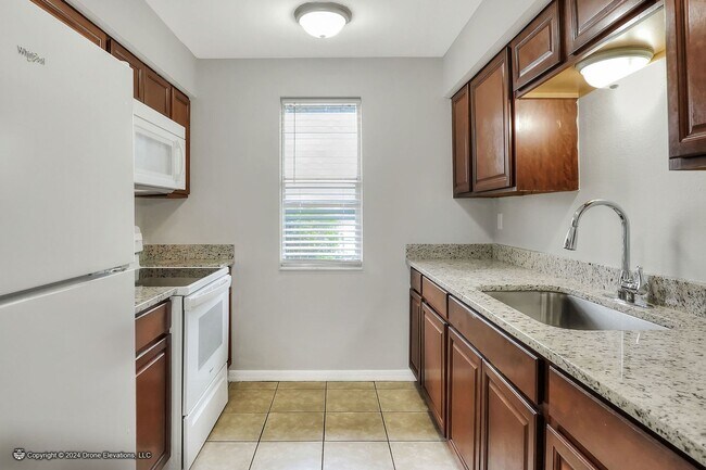 Foto del edificio - ***Cute 2 Bedroom Apartment in Eagle Lake
