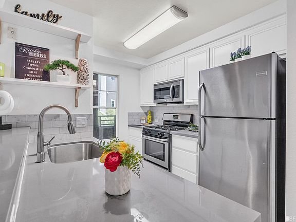 Foto del edificio - 240 Caldecott Ln