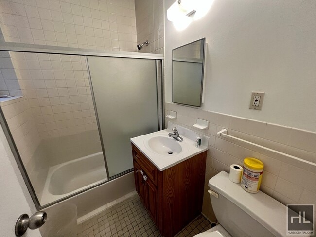 Building Photo - Top Floor w/ In Unit Laundry, Unique Layou...