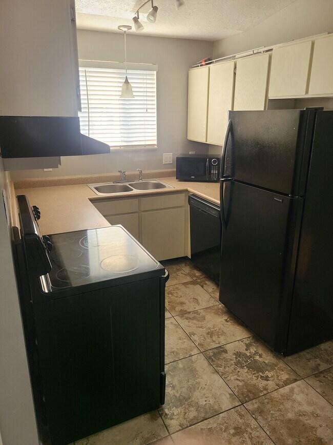 Cocina - 2679 S Melville Dr