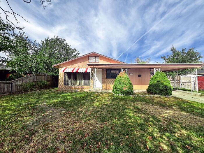 Perfect Location - Private Backyard - 3 bed 1 bath Home! - Perfect Location - Private Backyard - 3 be...