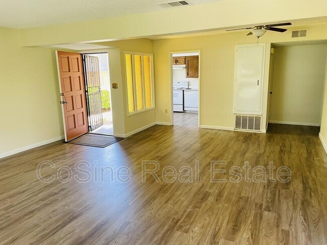 Building Photo - 6856 Hyde Park Dr