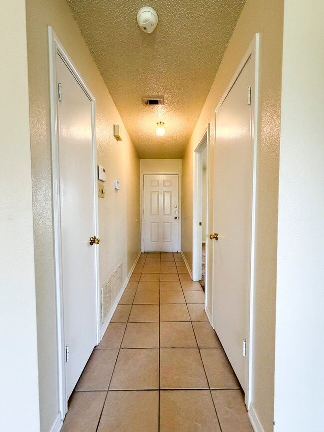 Building Photo - 2607 Bluebonnet Dr