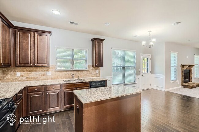 Building Photo - 3539 Lake End Dr
