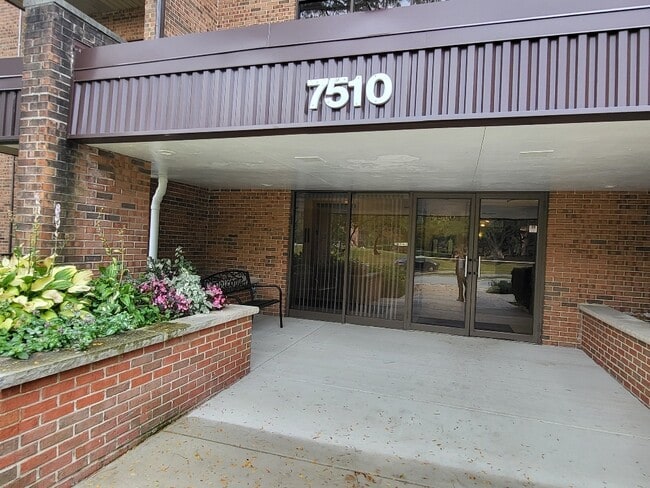 Foto del edificio - 7510 Farmingdale Dr