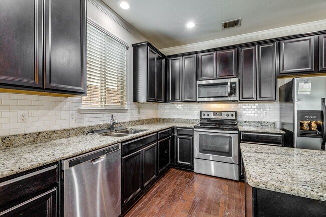 Building Photo - Charming 3-Bedroom, 2-Bathroom Home with S...