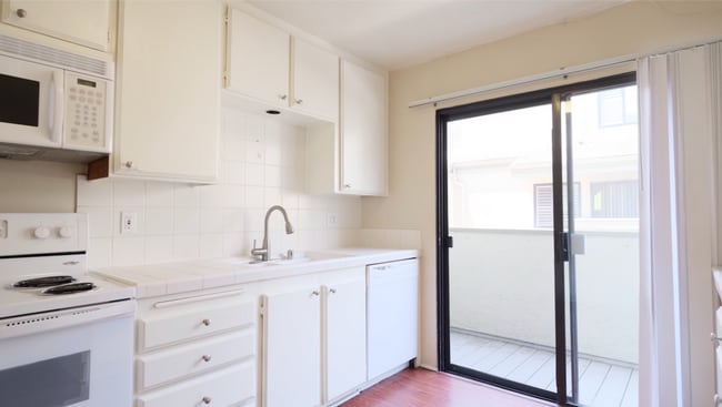 Building Photo - La Jolla 3BR/2.5BA Townhouse @ Eastbluff N...