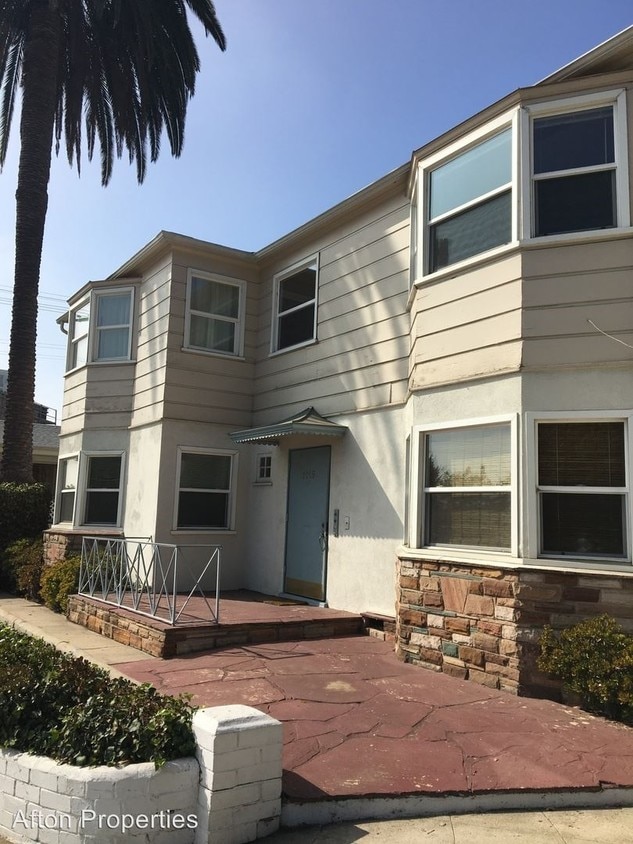 Primary Photo - 1115 N Doheny Dr