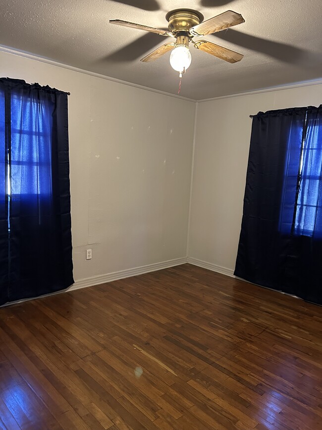 Bedroom w/large closet - 505 E Pine St