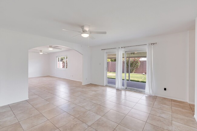 Building Photo - 8513 E Rancho Vista Dr