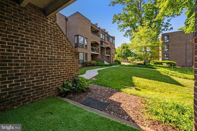 Building Photo - 11240 Chestnut Grove Square