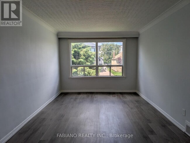 Building Photo - 5 Hertford Ave
