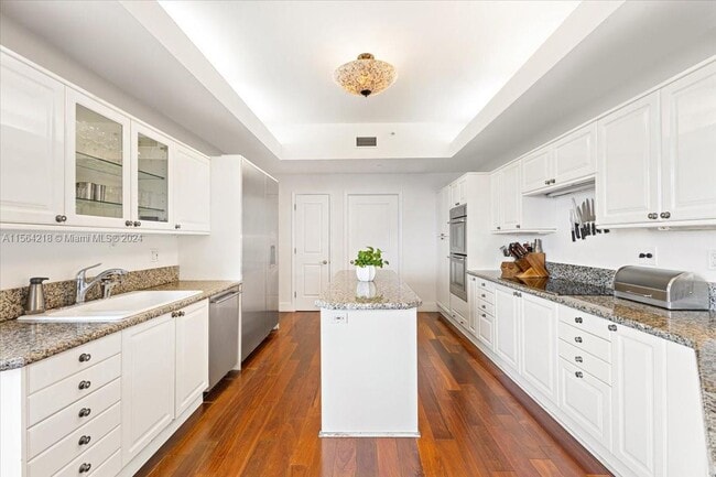 Building Photo - 10 Edgewater Dr