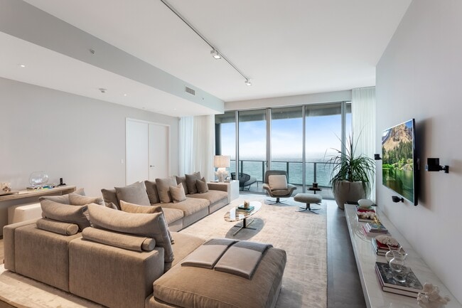 Building Photo - 17475 Collins Ave