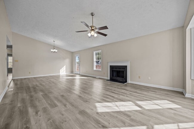 Building Photo - Updated Single Family Home in Fayetteville!