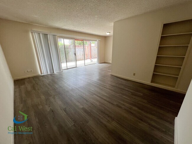 Foto del edificio - $2895 -  Downstairs 2 Bed 1.5 Bath-Updated Kitchen near Westgate Center