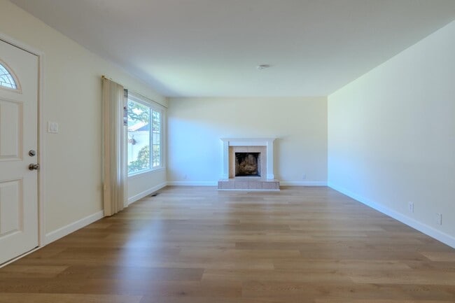 Building Photo - 1384 Rosita Rd