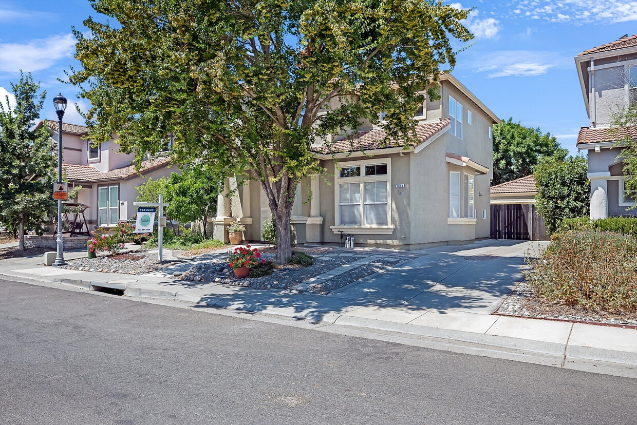 Primary Photo - Move-In Ready 4-Bed, 3-Bath Gem in a Covet...