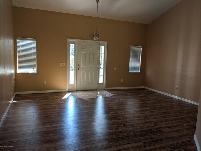 Building Photo - 6073 Beechwood Dr