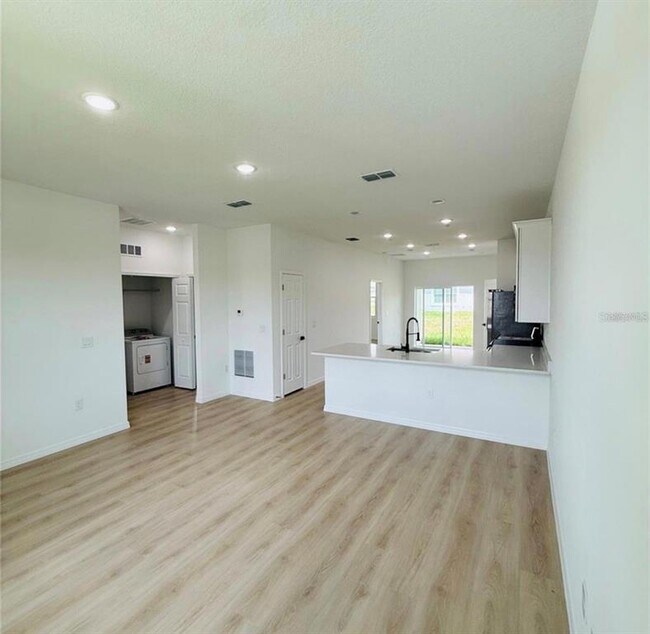 Building Photo - 646 Desmoines Ct