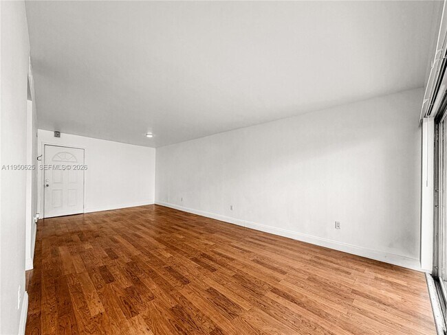 Foto del edificio - 520 NE 38th St