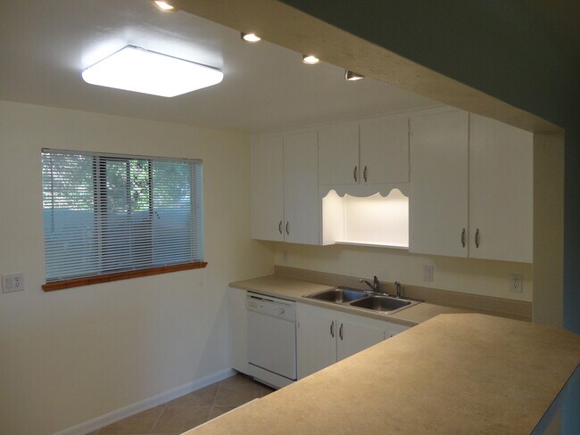 Foto del edificio - Half Duplex with Central A/C Minutes from ...