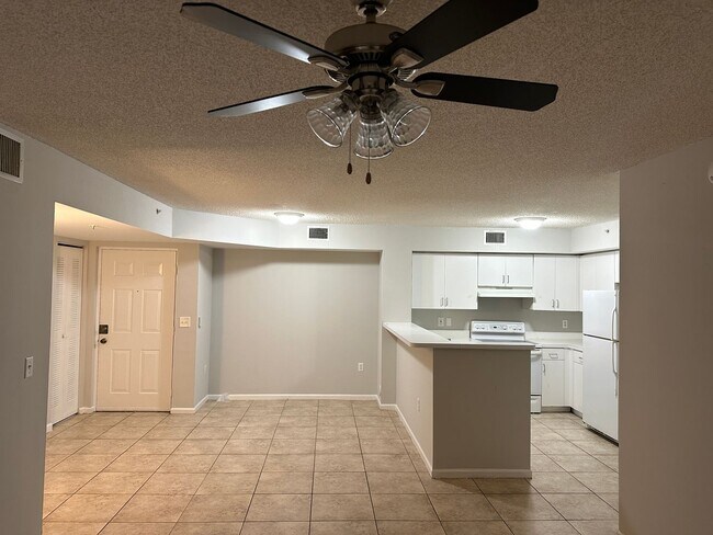 Building Photo - Ground Floor Condo in Enclave