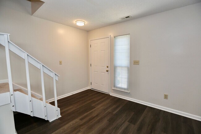 Foto del edificio - Updated & Ready 08-07-25! Charming Condo i...